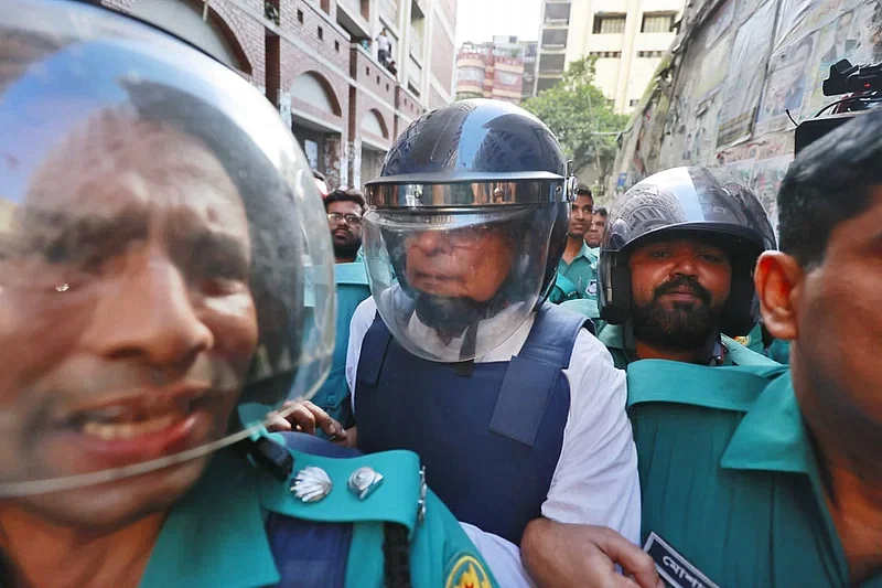 JSD president Hasanul Haq Inu being taken to the CMM court in Dhaka on 27 August, 2024.